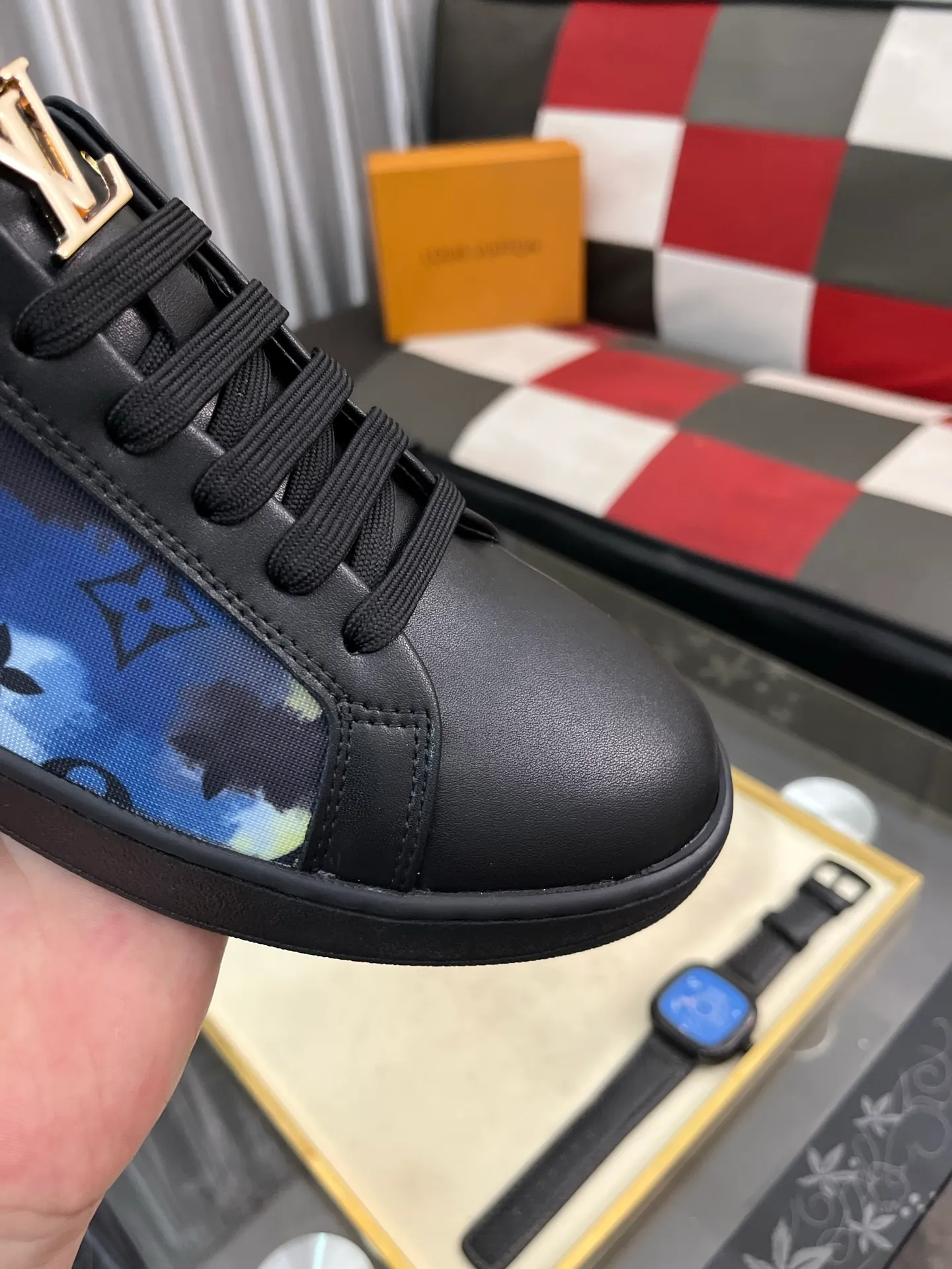 Men's shoes💰400⌚️⌚️"LV" latest men's casual shoes, genuine leather lining, rubber wear-resistant outsole, fine lines and beautiful strips, not too much decoration, European and American style, comfortable and high-end, code number: 38 to 44 45 can be customized, 3️⃣colors are available